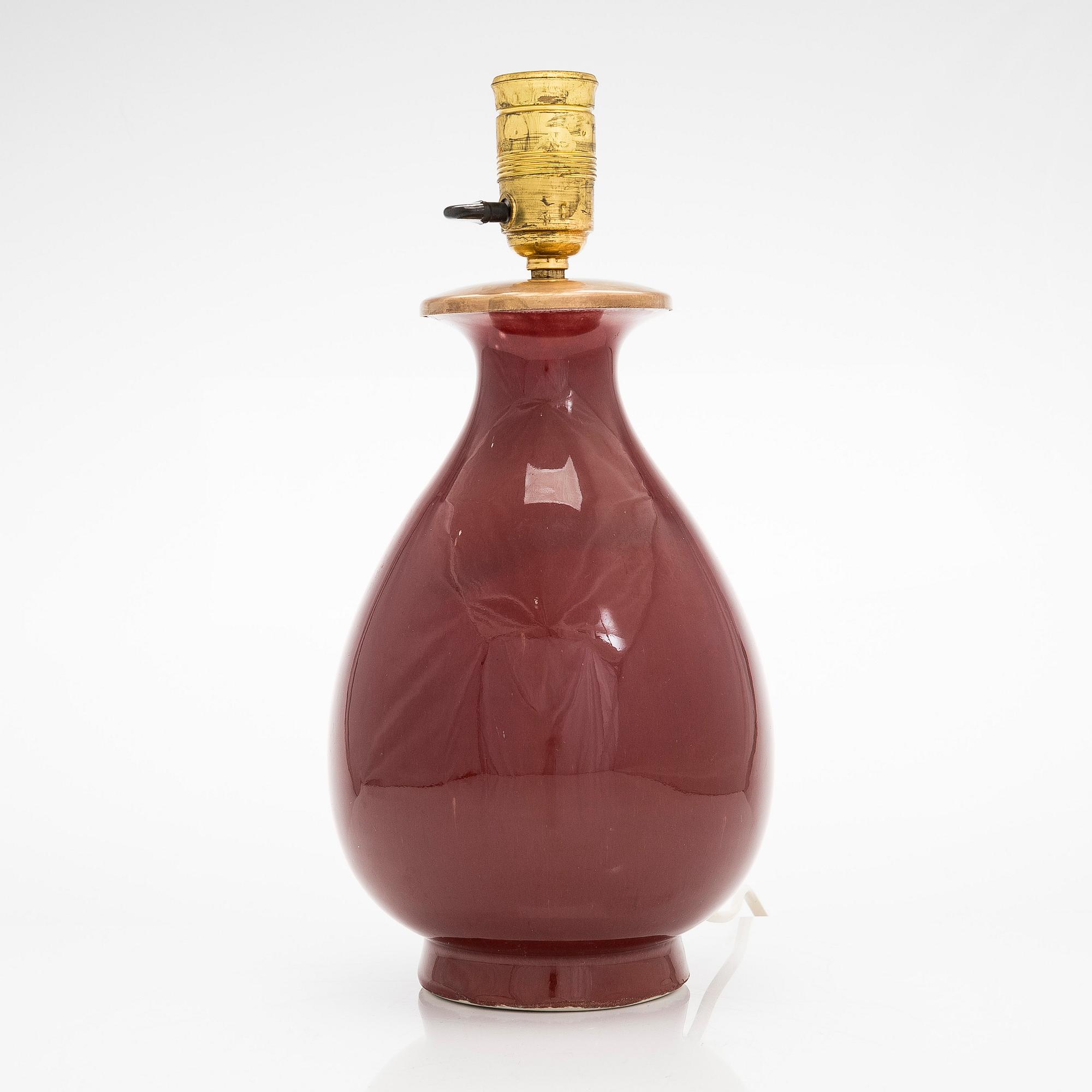 A Chinese porcelain urn converted into a table lamp, Qing dynasty.