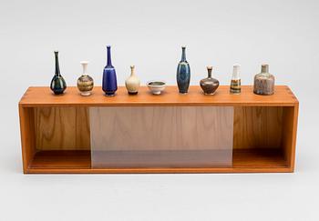 VÄGGVITRINHYLLA Söwe med 9 st MINIATYRER 1950/60-tal.