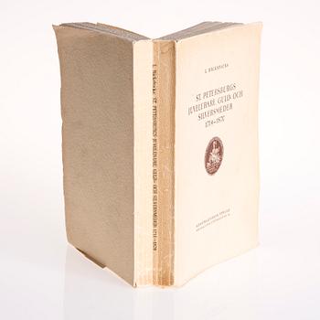 BOK, S:t Petersburgs Juvelerare, Guld- och Silversmeder 1714-1870, L. Bäcksbacka, Helsingfors 1951.