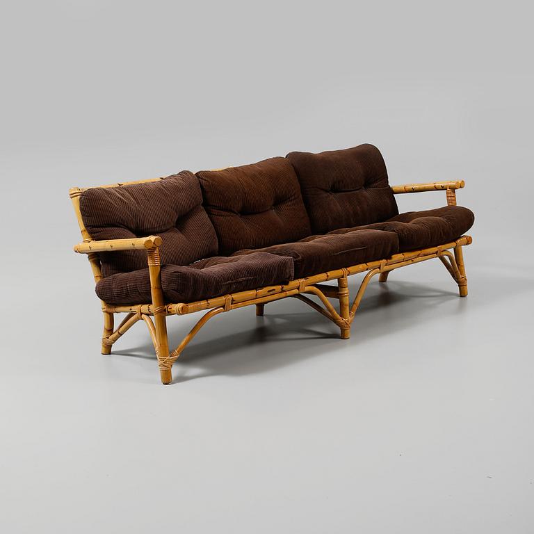 SOFFA , samt FÅTÖLJER, ett par, 1900-talets andra hälft.