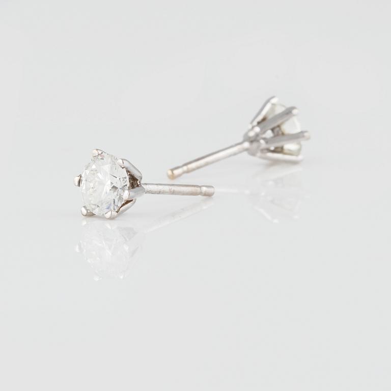 ÖRHÄNGEN, ett par, 18K vitguld med briljantslipade diamanter ca 1.00 ct. Vikt 1,7 gram.