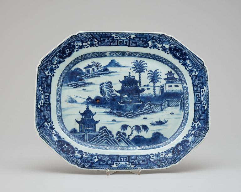 A blue and white serving dish, Qing dynasty, Qianlong 1736-95.