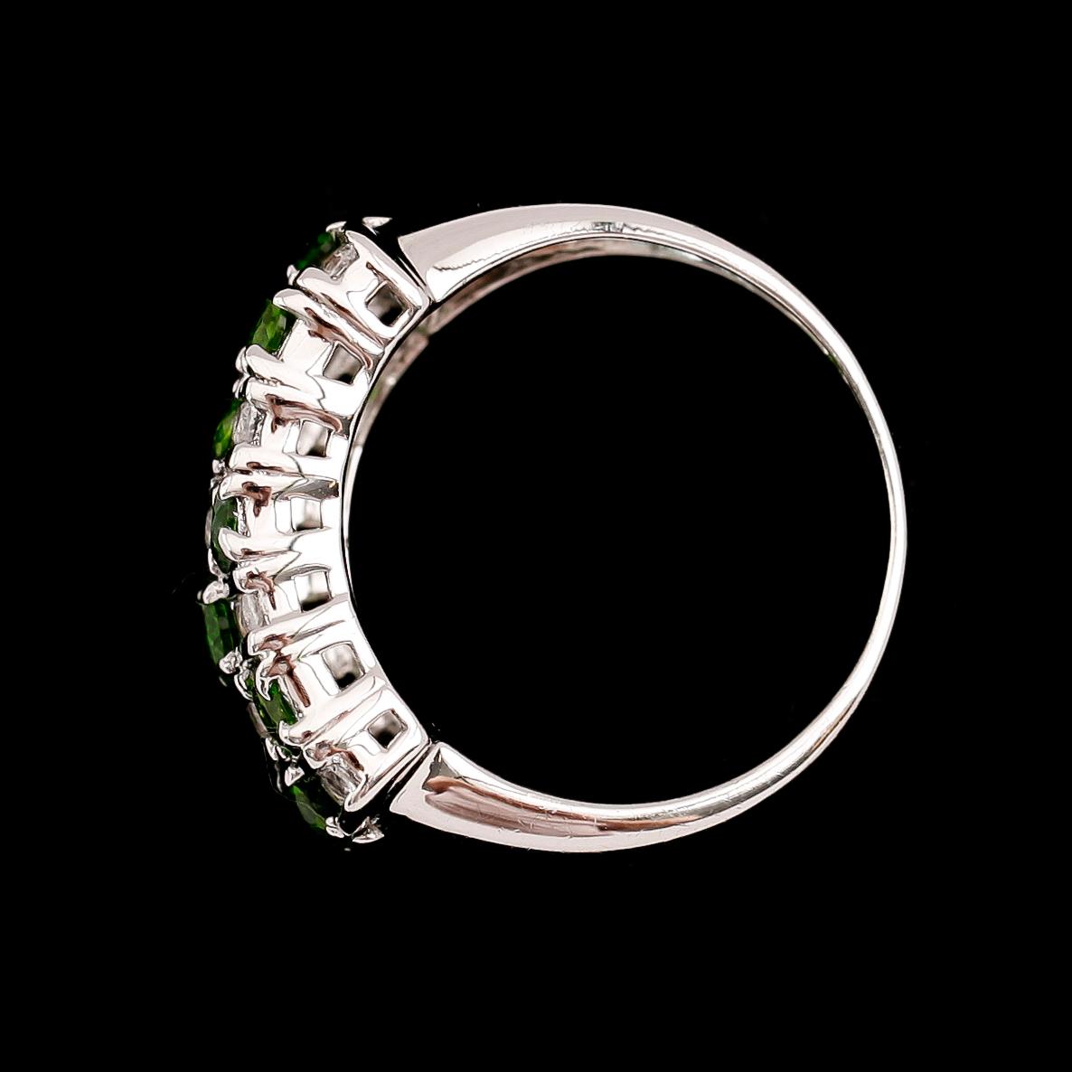 RING, sterlingsilver, vita topaser tot ca 0.33 ct, gröna stenar.