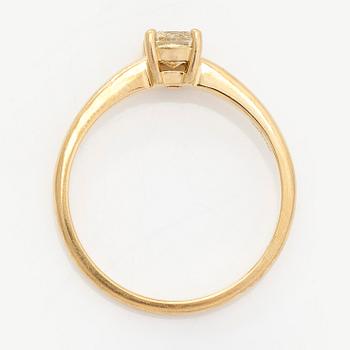 Ring in 18K gold, with a cushion-cut yellow diamond.