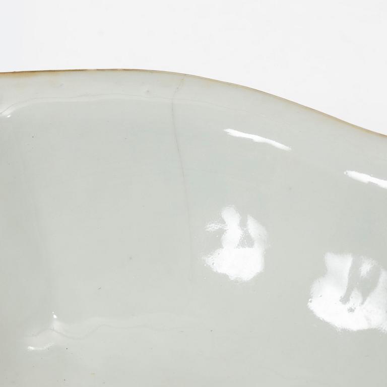 A Chinese famille rose porcelain dish, Qing dynasty, 19th century.