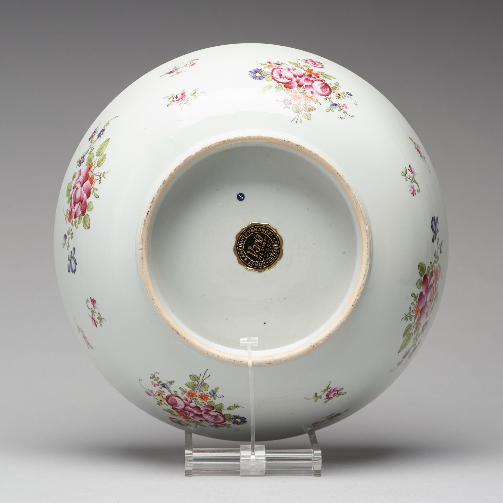 A famille rose punch bowl, Qing dynasty, Qianlong (1736-95).