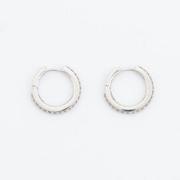Örhängen, kreoler med briljantslipade diamanter.