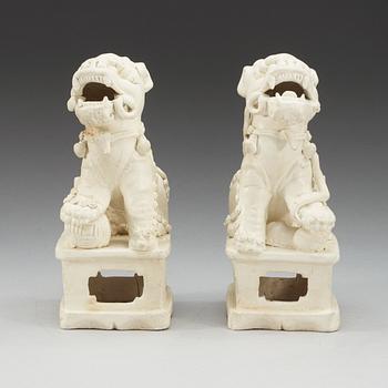 FIGURINER, ett par, blanc de chine. Transition, 1600-tal.