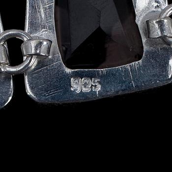 ARMBAND, ljusröda fasettslipade stenar samt silver.