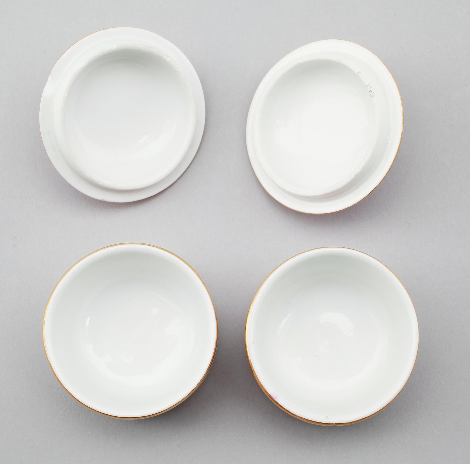 VASER, 2 st, SKÅL PÅ FOT SAMT LOCKDOSOR, 2 st, porslin, porslin, Meissen, 1900-talets mitt.