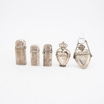 A set of two scent boxes and three match boxes sivler 19th century, weight 118 grams.