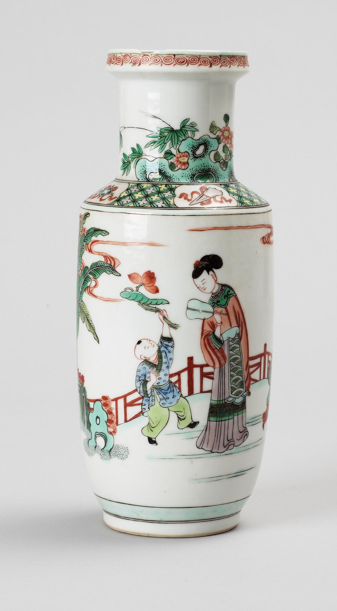 ROLEAUVAS, porslin. Kina. 1900-talet.