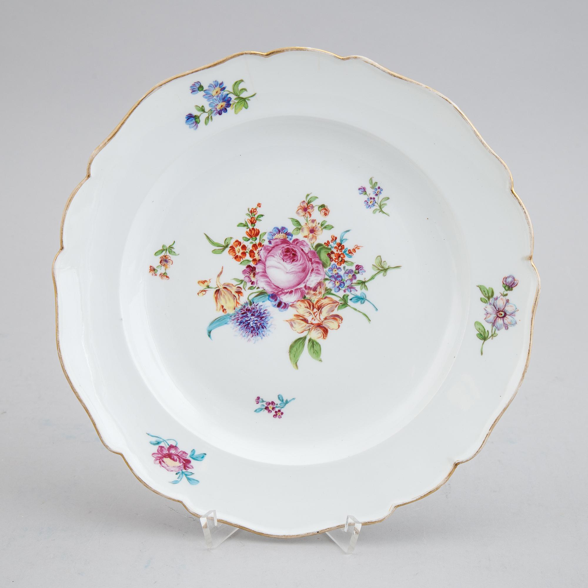 A group of 17 porcelain dishes. Meissen, punktzeit (1756-1773) and Marcolinis period (1774-1814).