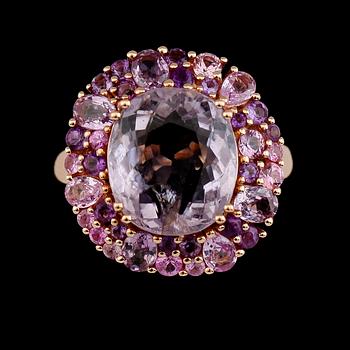 RING, 18K roséguld, turmaliner tot ca 6.10 ct, ametister tot ca 0.54 ct, rosa safirer tot ca 1.96 ct.