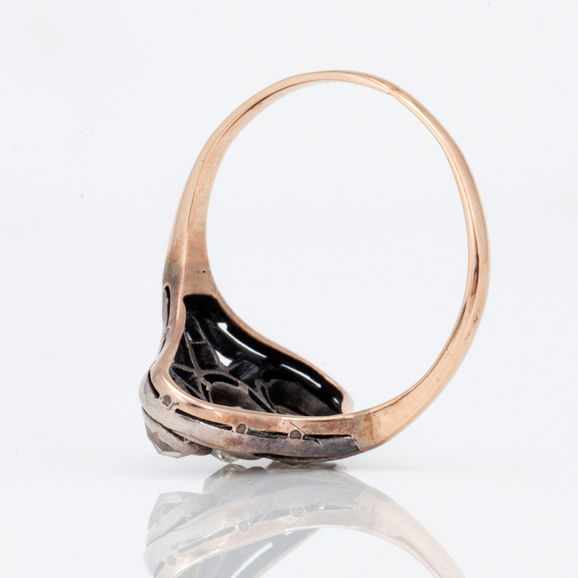 RING med rosen- samt gammalslipade diamanter. Ca 1900.