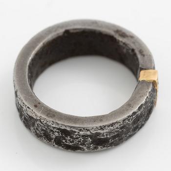Mikael Hamma, Smide & Form, ring, oxidised iron, gold and brilliant-cut diamonds.