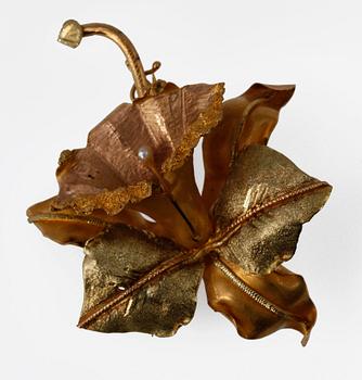 BROSCH, 18k guld i form av orkidé. Vikt 24 g.