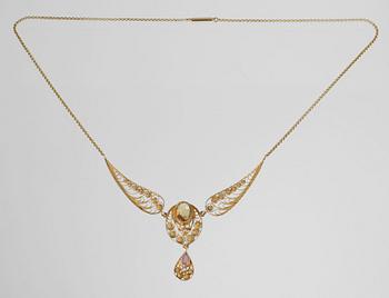 HALSCOLLIER, 18K guld med citrin, 4 orientaliska pärlor samt rosa safir, Gustav Dahlgren & Co, Malmö, 1904. 8,5 gram.