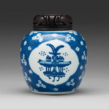 708. A blue and white jar, Qing dynasty, 18th Century.