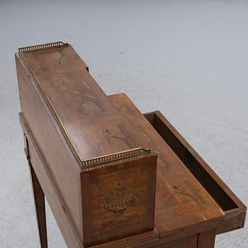 Skrivbord med uppsats, gustaviansk stil, 1900-talets början.