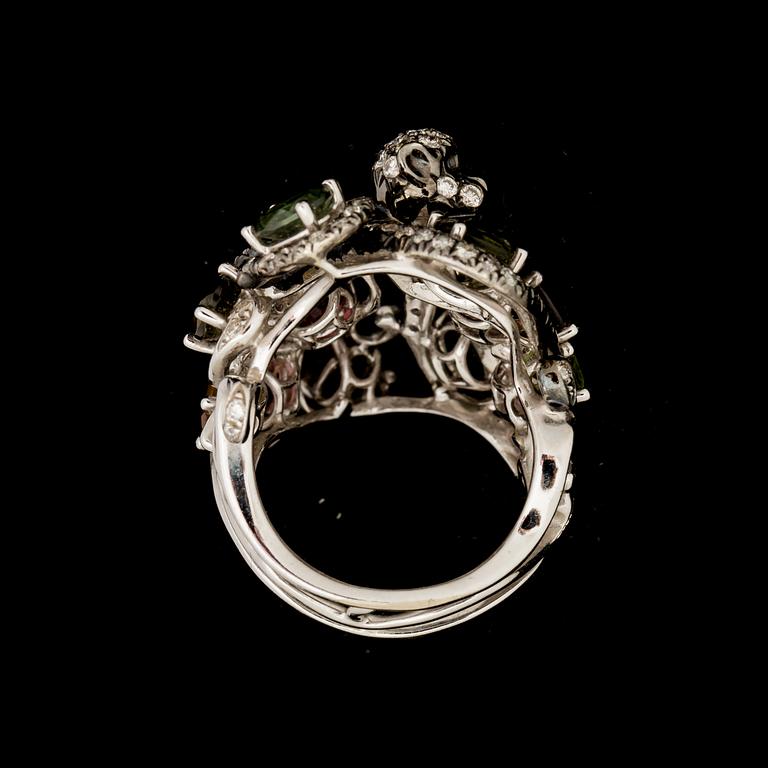 RING, 14 k vitguld med briljantslipade diamanter ca 1,60 ct samt olikfärgade turmaliner ca 5,50 ct. Vikt ca 14 g.