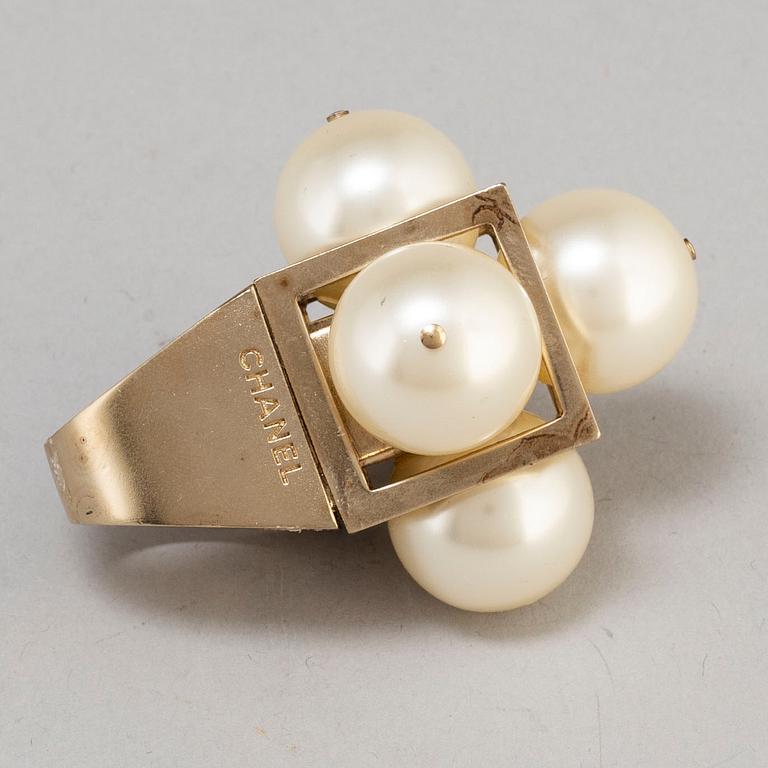 A white pearl ring collection 2014 by Chanel.