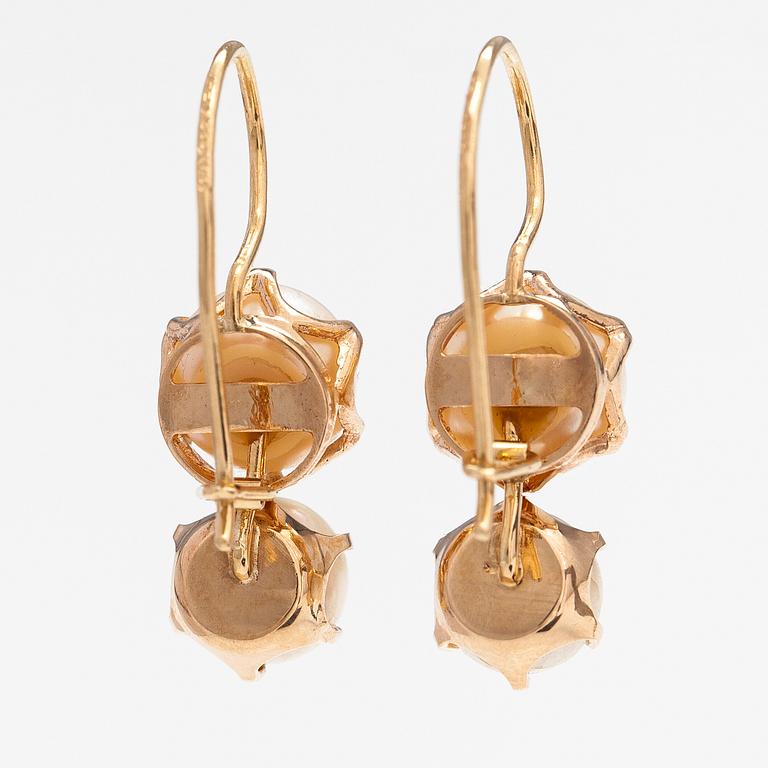 A pair of 14K gold earrings with cutkutred pearls. Helsingin Timanttipojat, Helsinki 1998.
