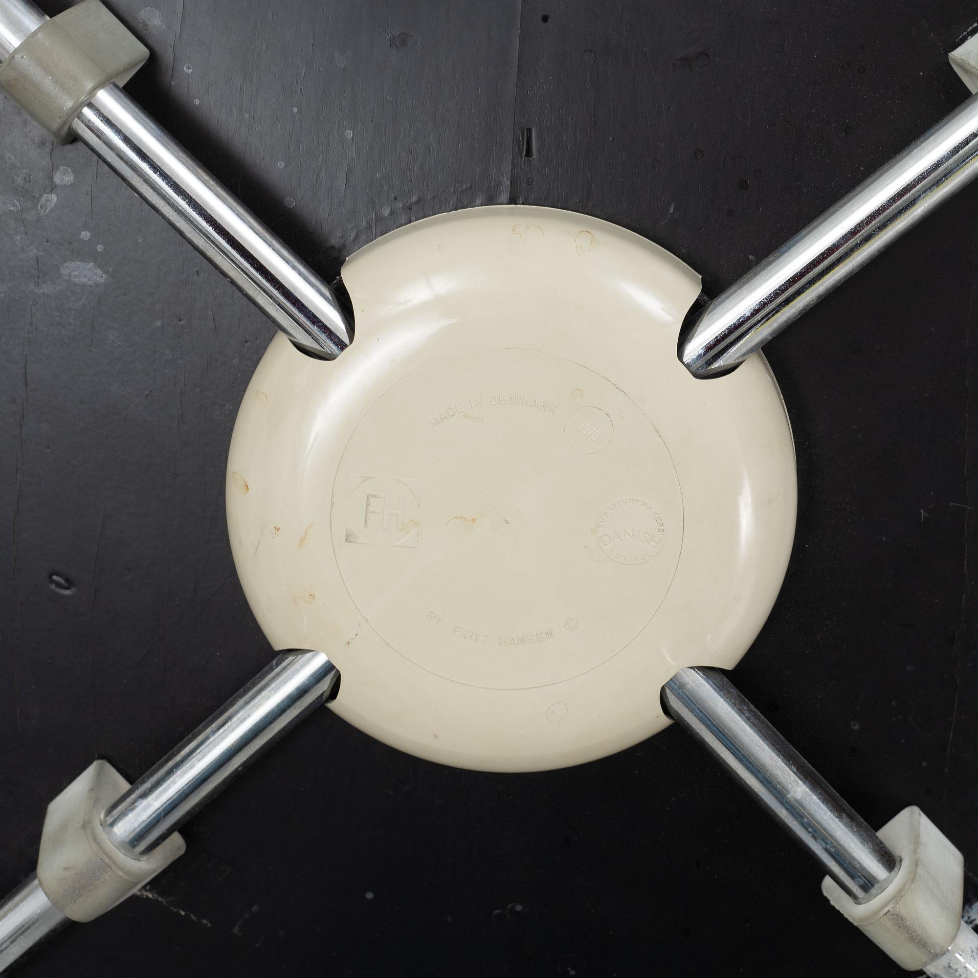 Arne Jacobsen, stolar sex st. "Sjuan", Fritz Hansen, Danmark, 1960- och 70-tal.