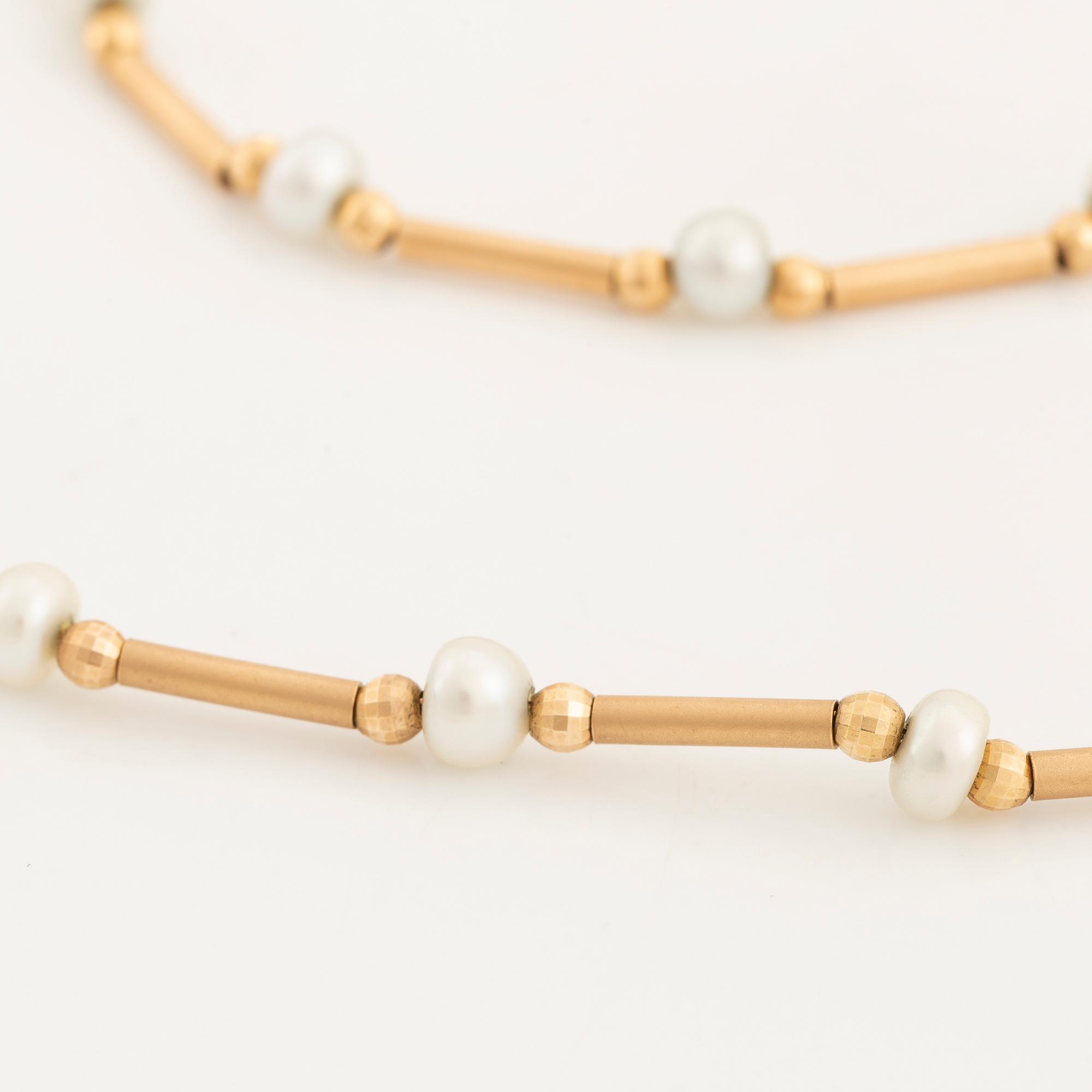 Halsband samt armband, med odlade pärlor, Balestra, Guldfynd.