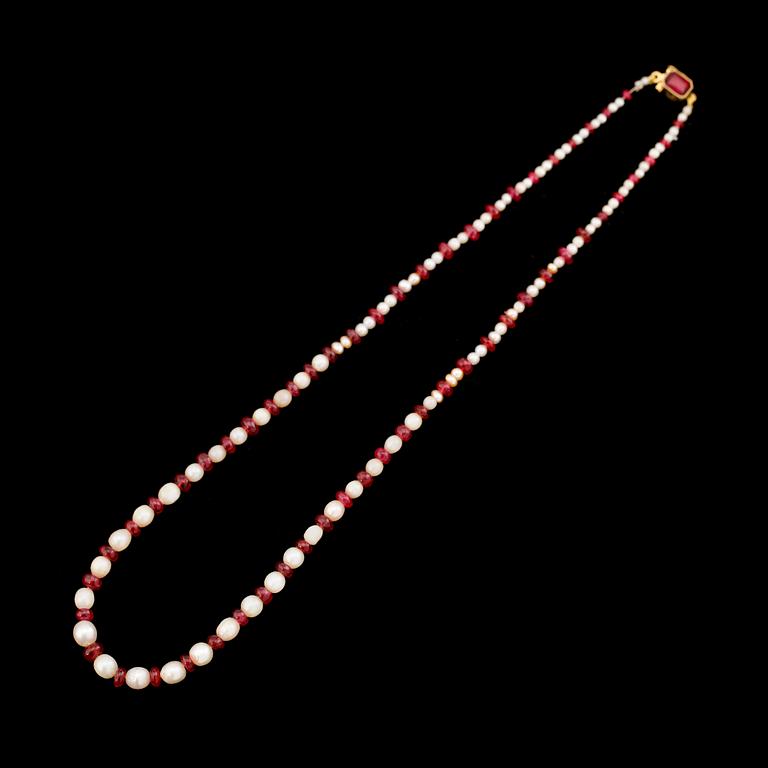 COLLIER, lås 18K guld, odlade pärlor och spineller.