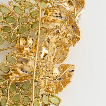 Brooch 18K gold with cabochon-cut peridot, round brilliant-cut diamonds, and cultured pearls.