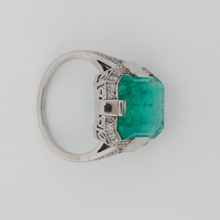 RING med colombiansk smaragd, ca 10.00 ct.