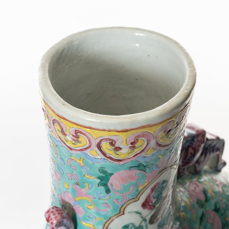 Praktvas, porslin. Qingdynastin, 1800-tal.
