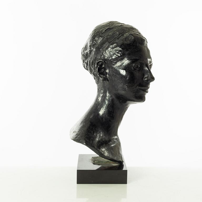 Gudmar Olovson, sculpture. Signed. Numbered. Foundry mark. Bronze, total height 50 cm, length 28 cm.