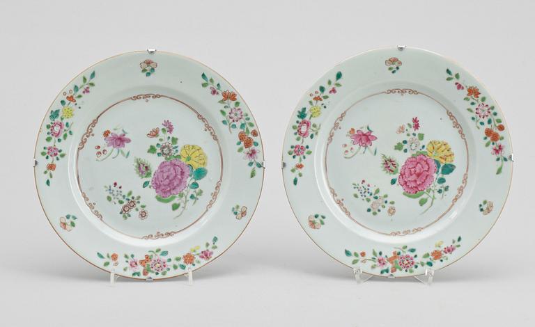 TALLRIKAR ett par, porslin, Qianlong, Kina 1700-tal.