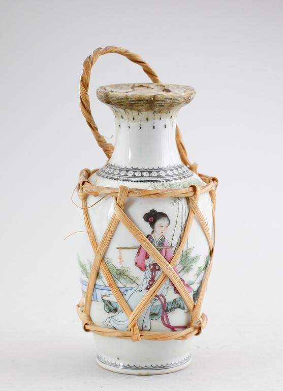 KRYDDFLASKA, porslin, Kina, 1900-tal.