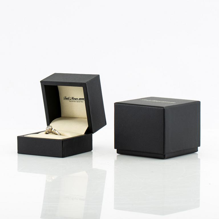 Ring 14K white gold set with a round brilliant-cut diamond, as well as princess-cut and baguette-cut diamonds.