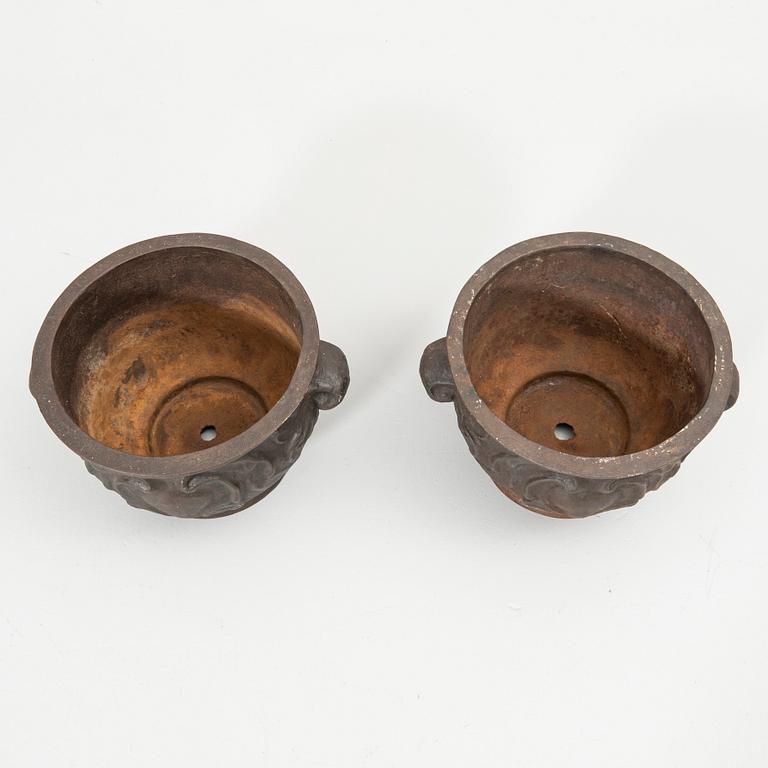 Garden urns, a pair, cast iron, “Baroque Urn”, Näfveqvarns Bruk, 20th century.