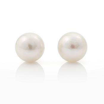 Earrings in 18K white gold with cultured freshwater pearls.