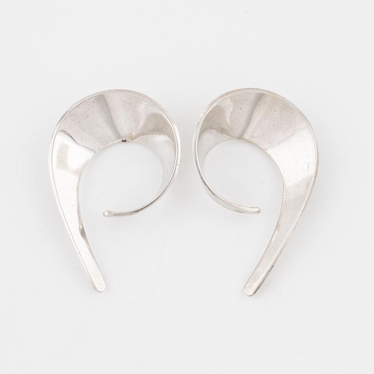 TONE VIGELAND, a pair of earrings,"Slynge – Sling", PLUS Sølvstue, Norway Silver Designs,