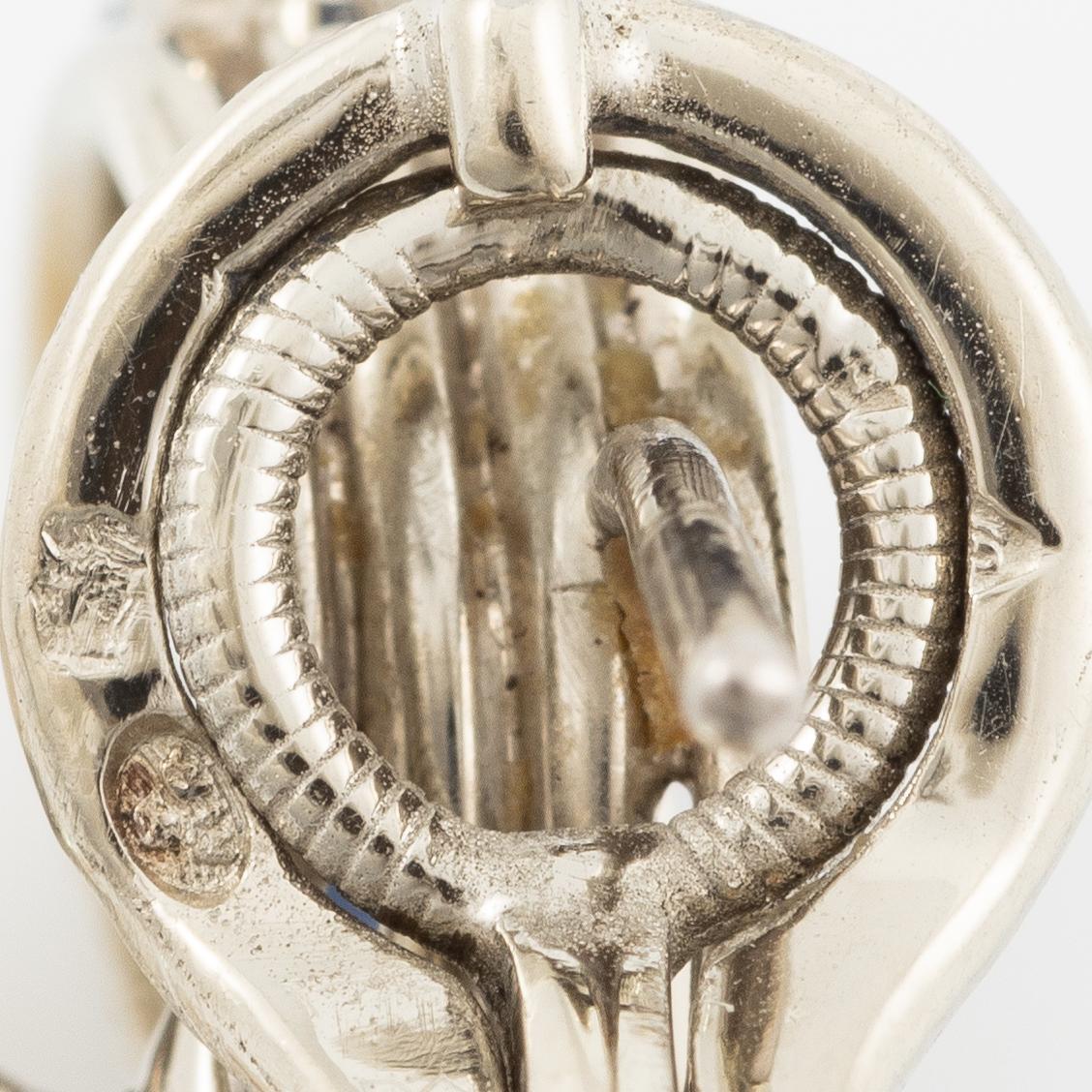 Ett par örhängen 18K vitguld med odlade pärlor.