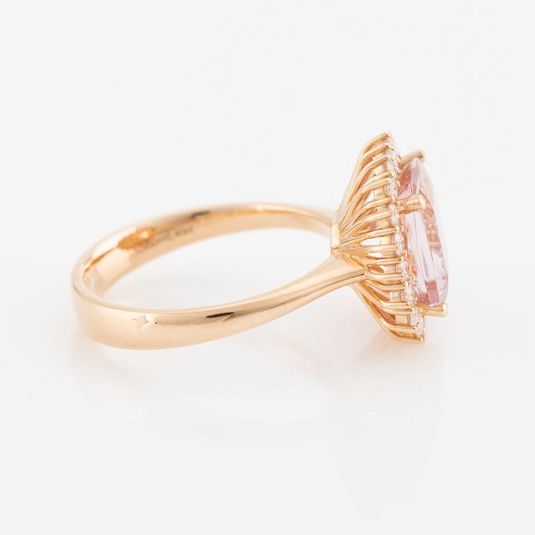 Ring in 18K gold with a faceted morganite and round brilliant-cut diamonds.