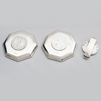 Coasters, två stycken, silver samt sedelklämma. Kina, tidigt 1900-tal.