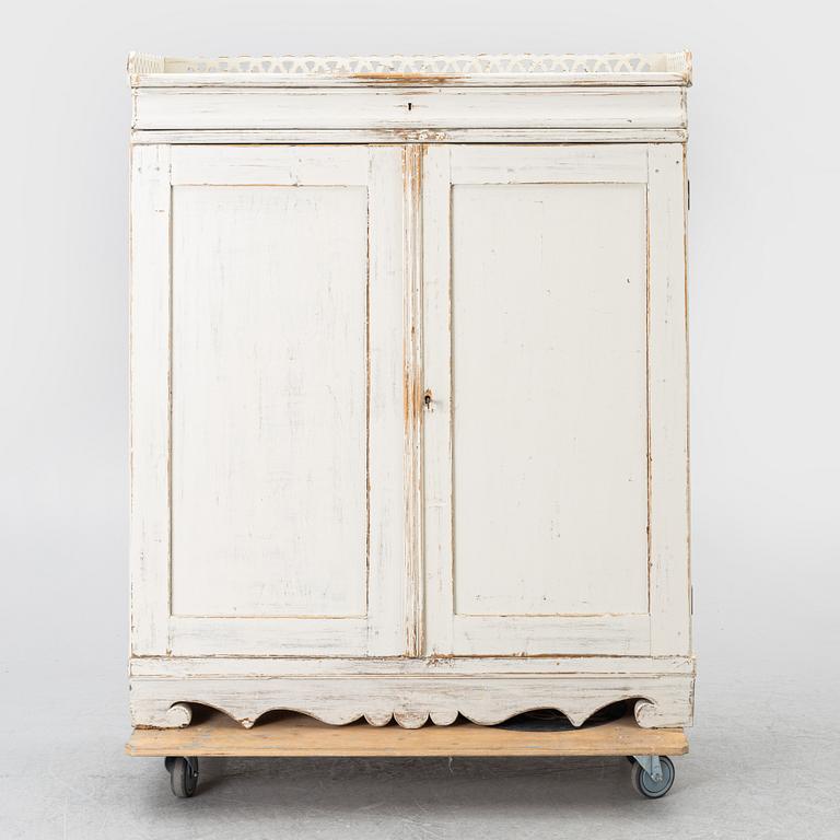 A cabinet, 19th century.