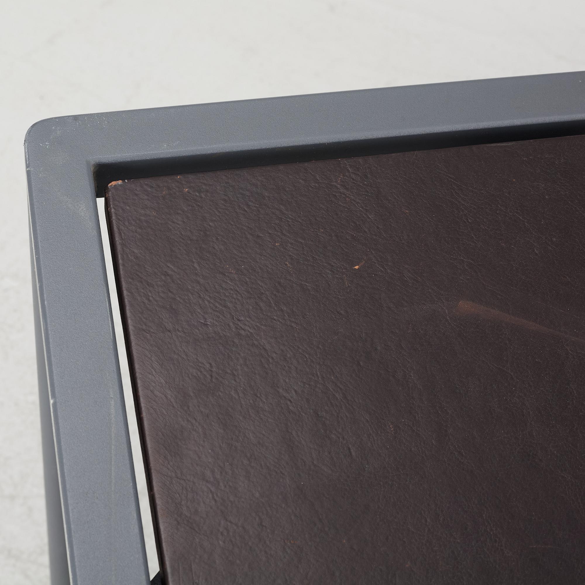 Jonas Bohlin, a dining table.