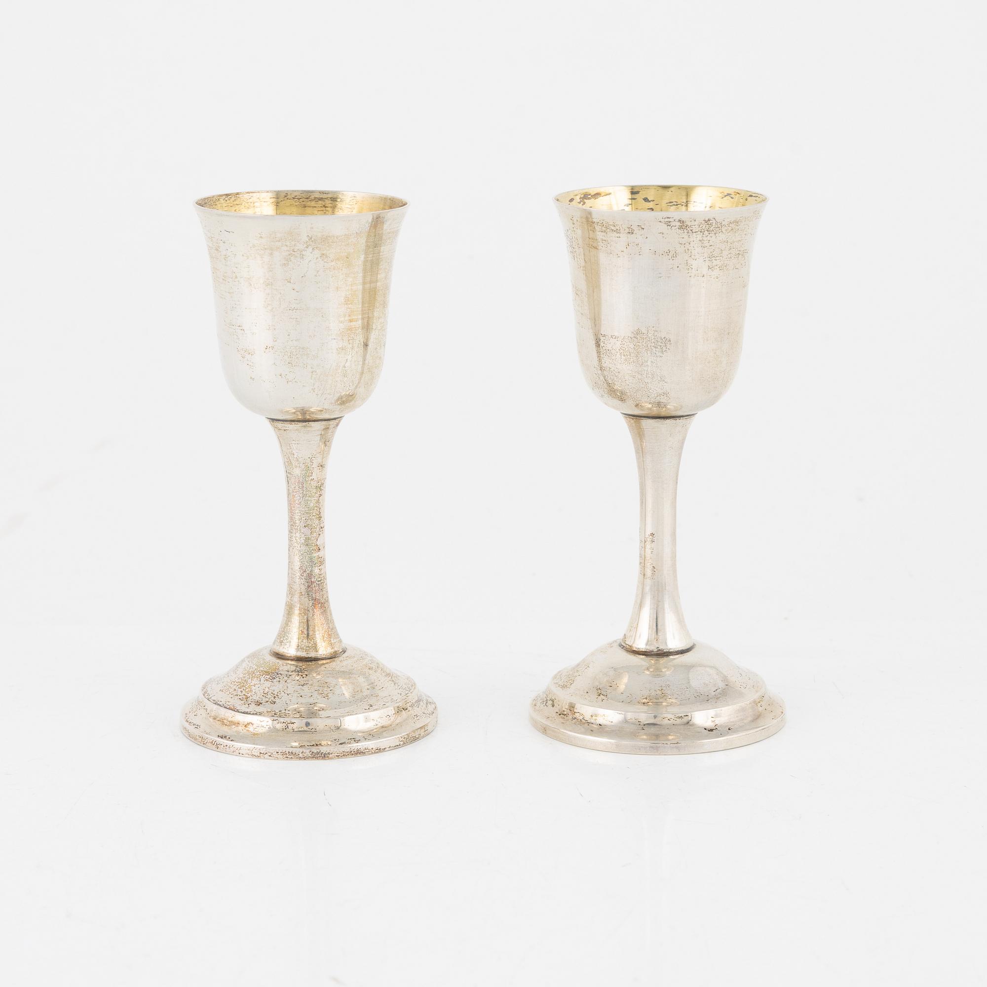 Kalkar, ett par samt dosa, silver, bl.a. MGAB Uppsala, 1946.
