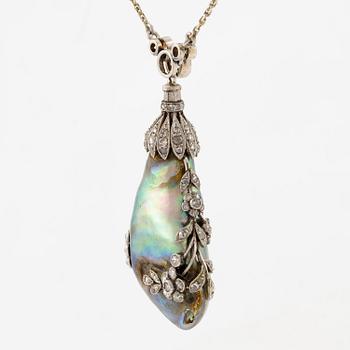 A necklace in 18K white gold with a pearl and old-cut and rose-cut diamonds, circa 1900.