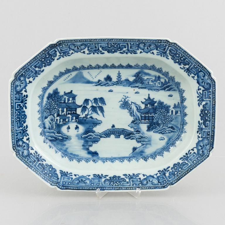 A Chinese blue and white export porcelain tureen stand, Qing dynasty, Qianlong (1736-95).