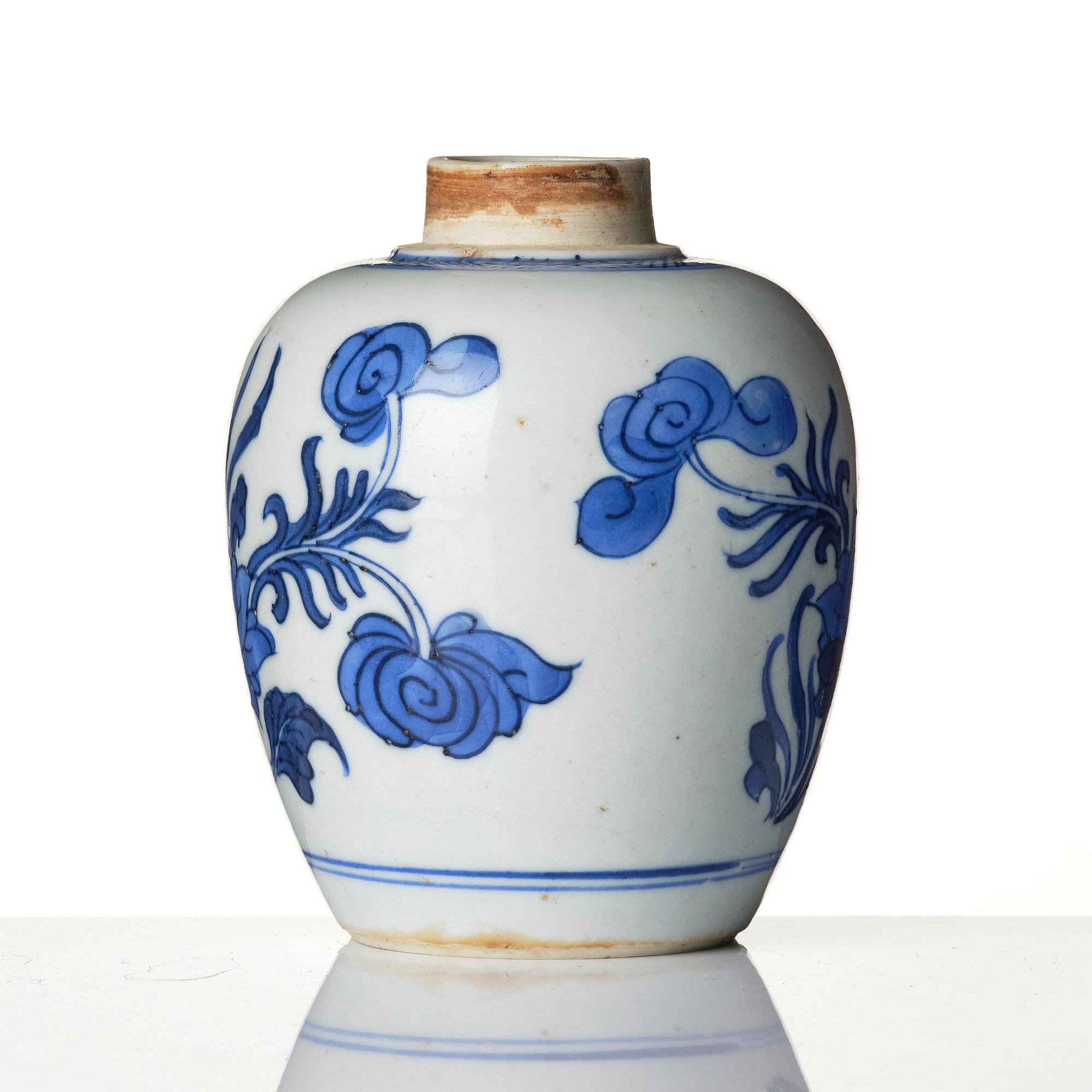 A blue and white dish and tea caddy, Tianqi/Chongzhen, mid 17th century.