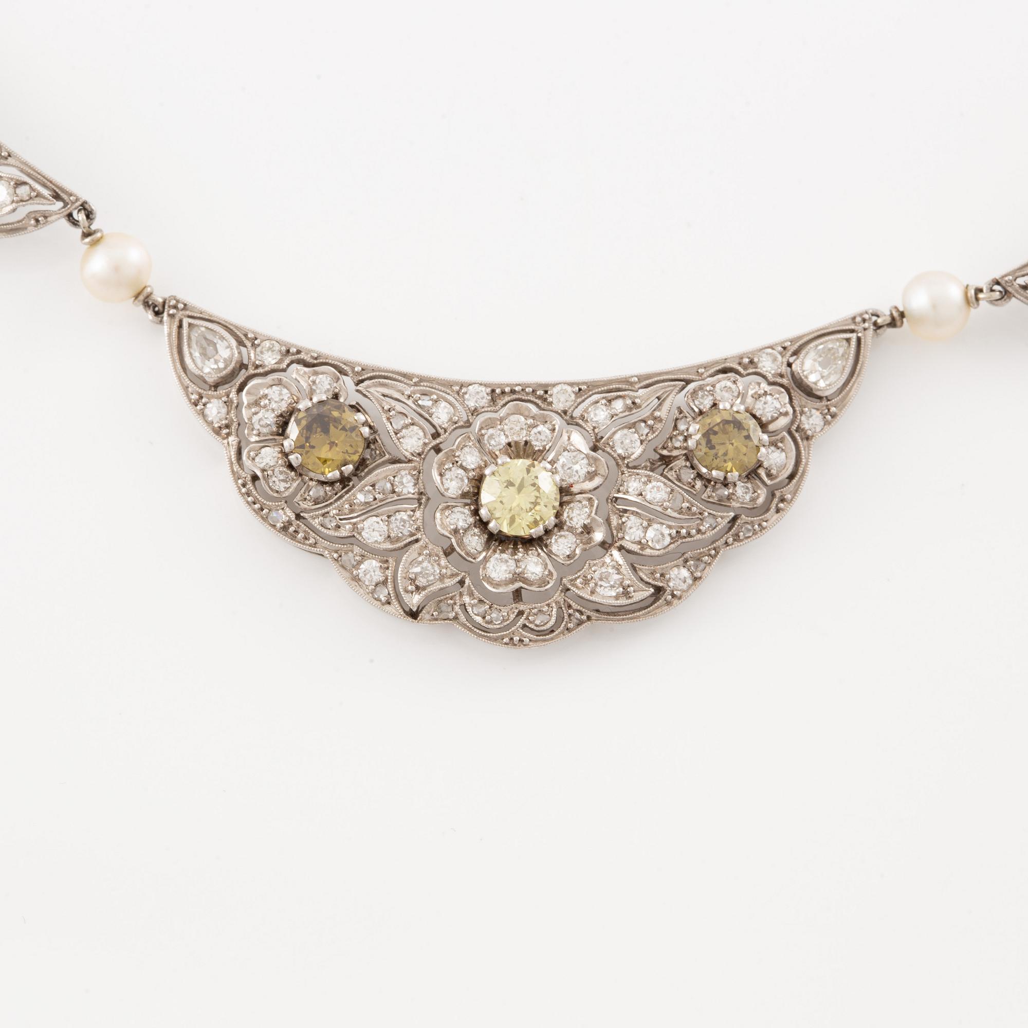 Necklace of platinum with diamonds and pearls.